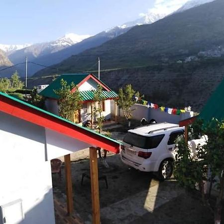 Flying Monk Huts & Restaurant Bed & Breakfast Kyelang ภายนอก รูปภาพ