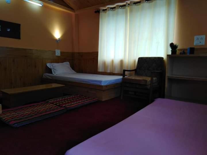 Flying Monk Huts & Restaurant Bed & Breakfast Kyelang ภายนอก รูปภาพ