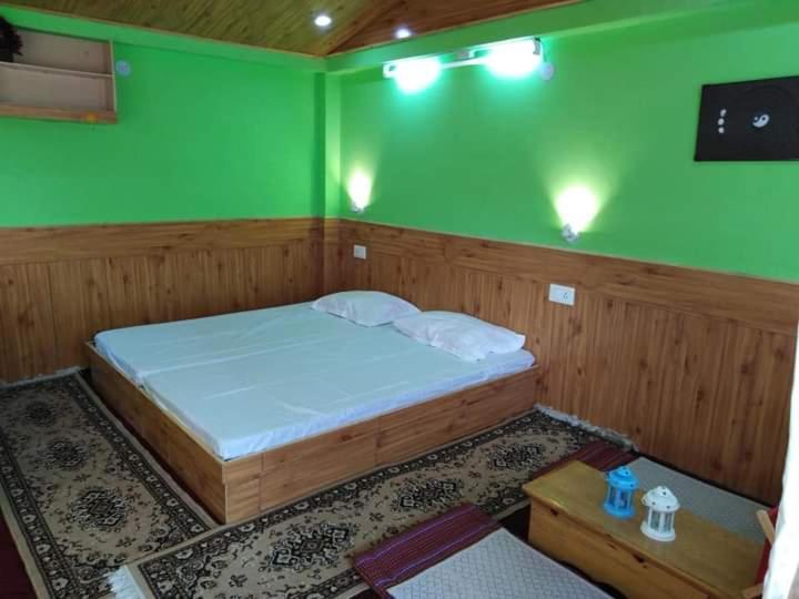Flying Monk Huts & Restaurant Bed & Breakfast Kyelang ภายนอก รูปภาพ